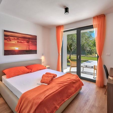 Villa Solis-Modern Villa For A Romantic Retreat, Heated Pool Ližnjan Zewnętrze zdjęcie