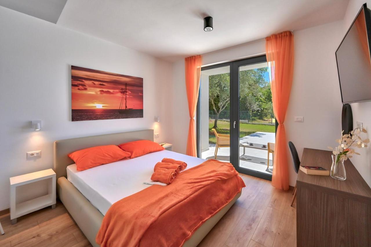 Villa Solis-Modern Villa For A Romantic Retreat, Heated Pool Ližnjan Zewnętrze zdjęcie