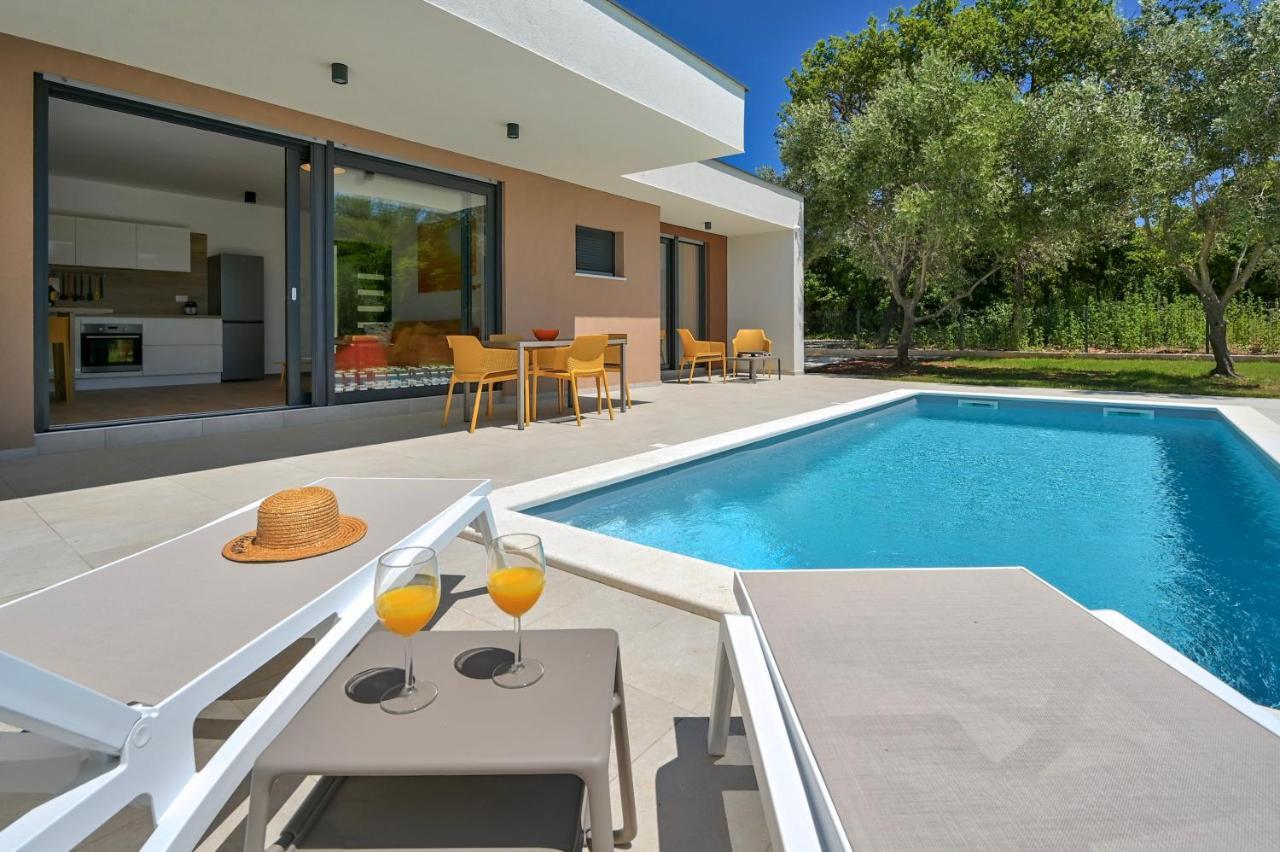 Villa Solis-Modern Villa For A Romantic Retreat, Heated Pool Ližnjan Zewnętrze zdjęcie
