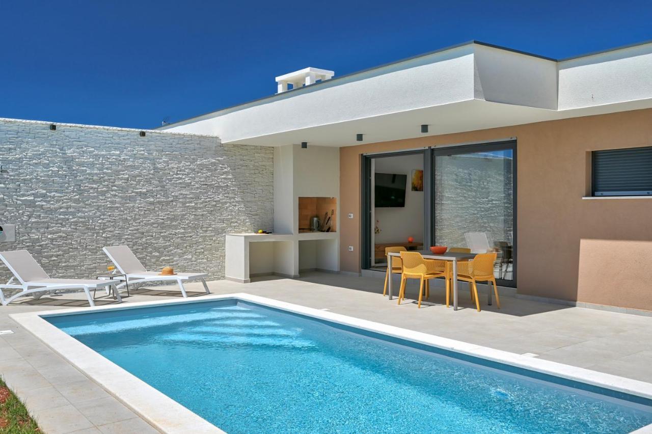 Villa Solis-Modern Villa For A Romantic Retreat, Heated Pool Ližnjan Zewnętrze zdjęcie