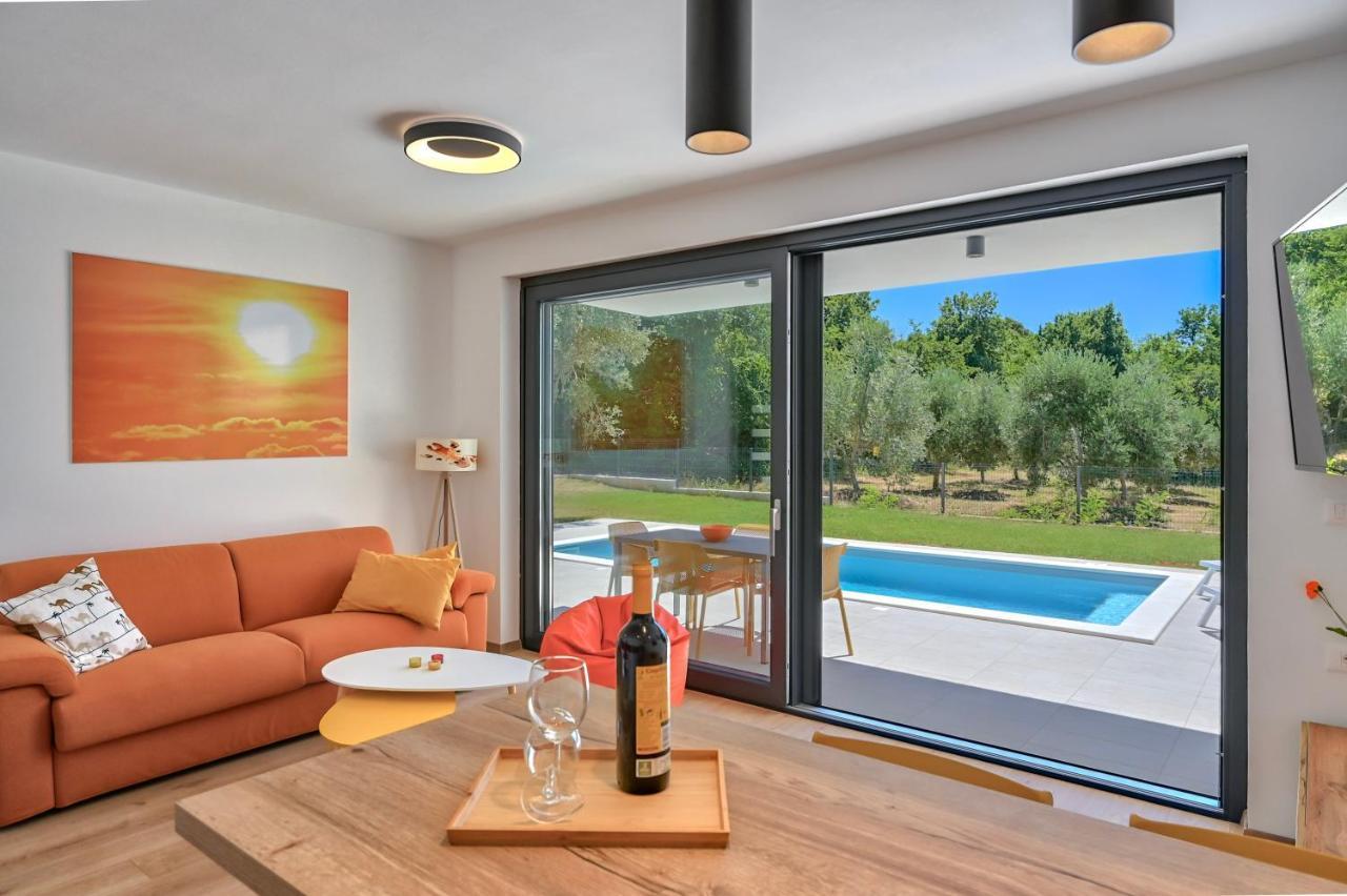 Villa Solis-Modern Villa For A Romantic Retreat, Heated Pool Ližnjan Zewnętrze zdjęcie