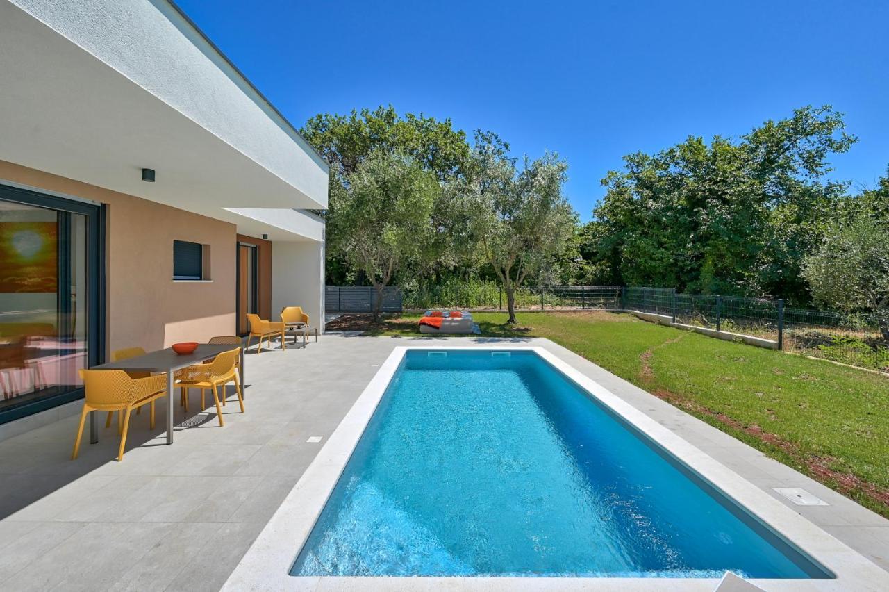 Villa Solis-Modern Villa For A Romantic Retreat, Heated Pool Ližnjan Zewnętrze zdjęcie