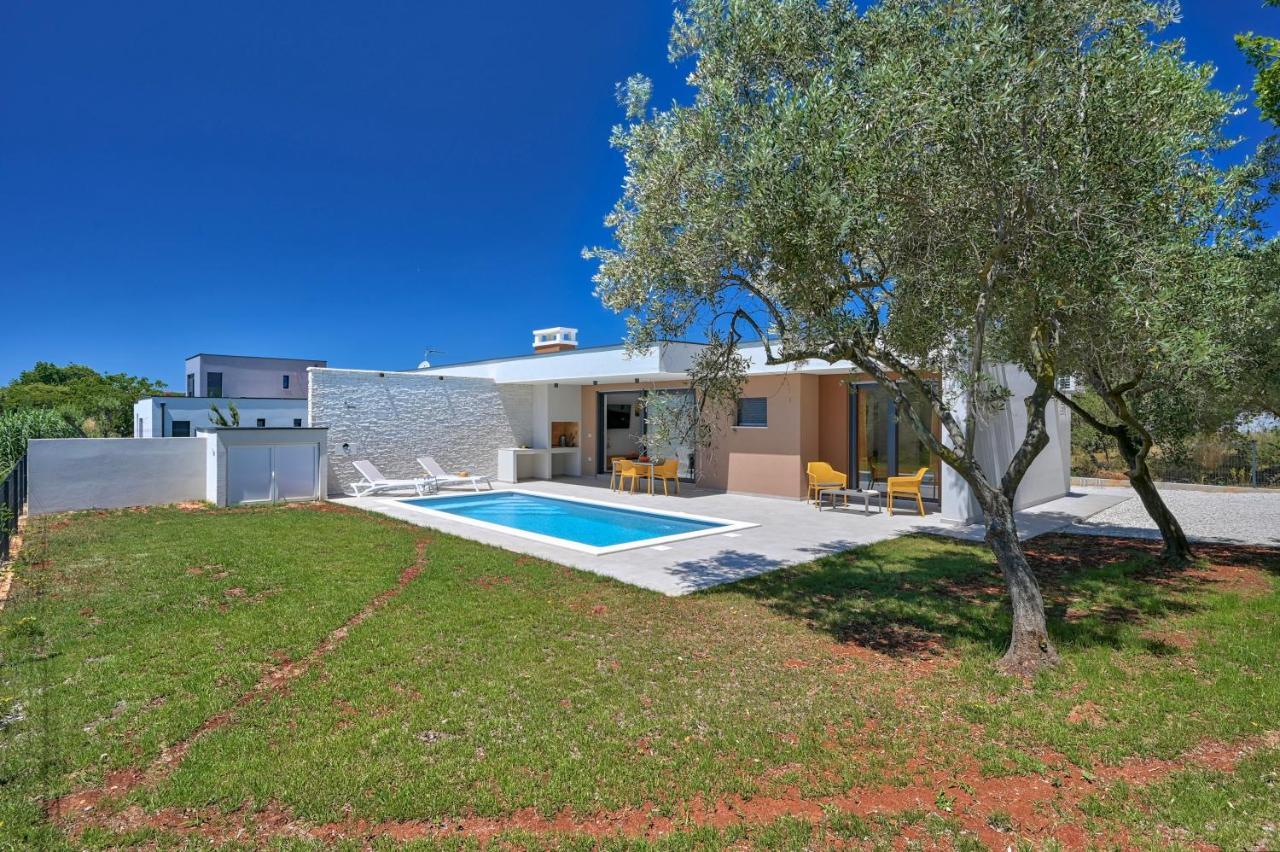 Villa Solis-Modern Villa For A Romantic Retreat, Heated Pool Ližnjan Zewnętrze zdjęcie